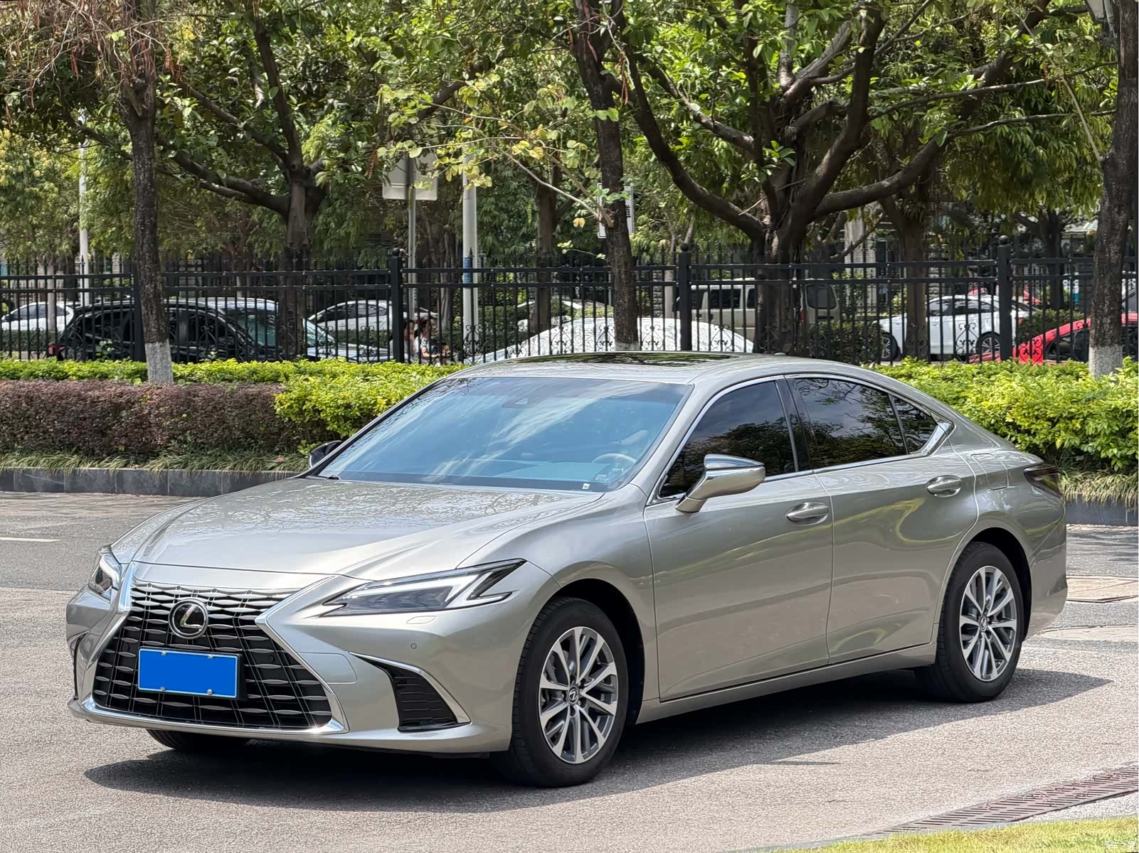 Lexus ES, 2025 1
