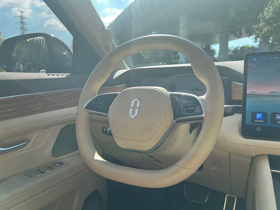 AITO Ask the world M7