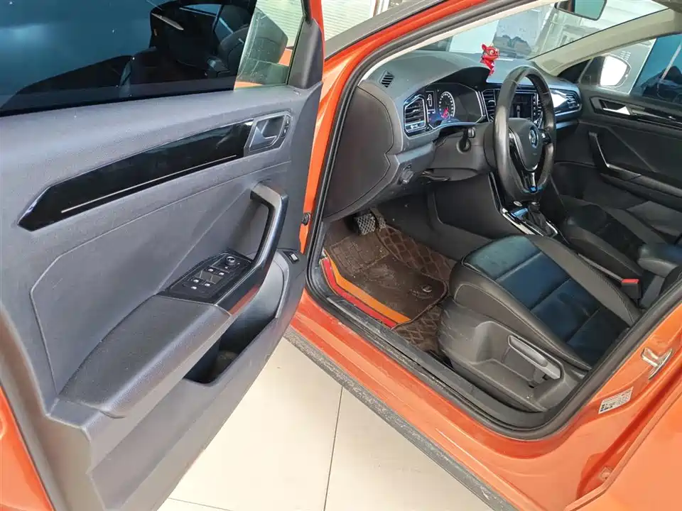 Volkswagen T-ROC exploring Songs