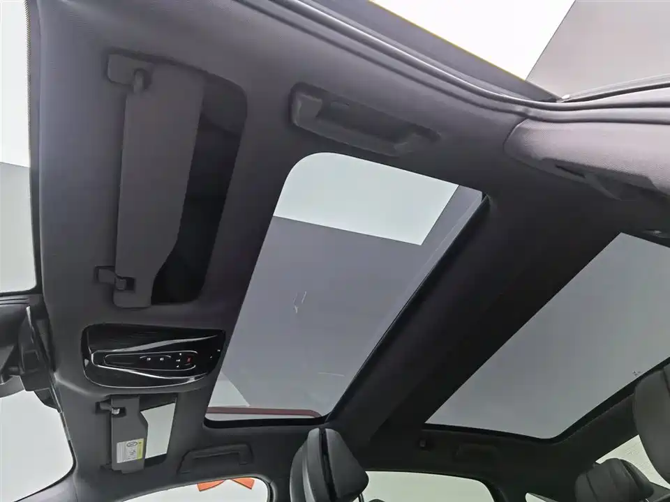 VOYAH Lantu chasing light