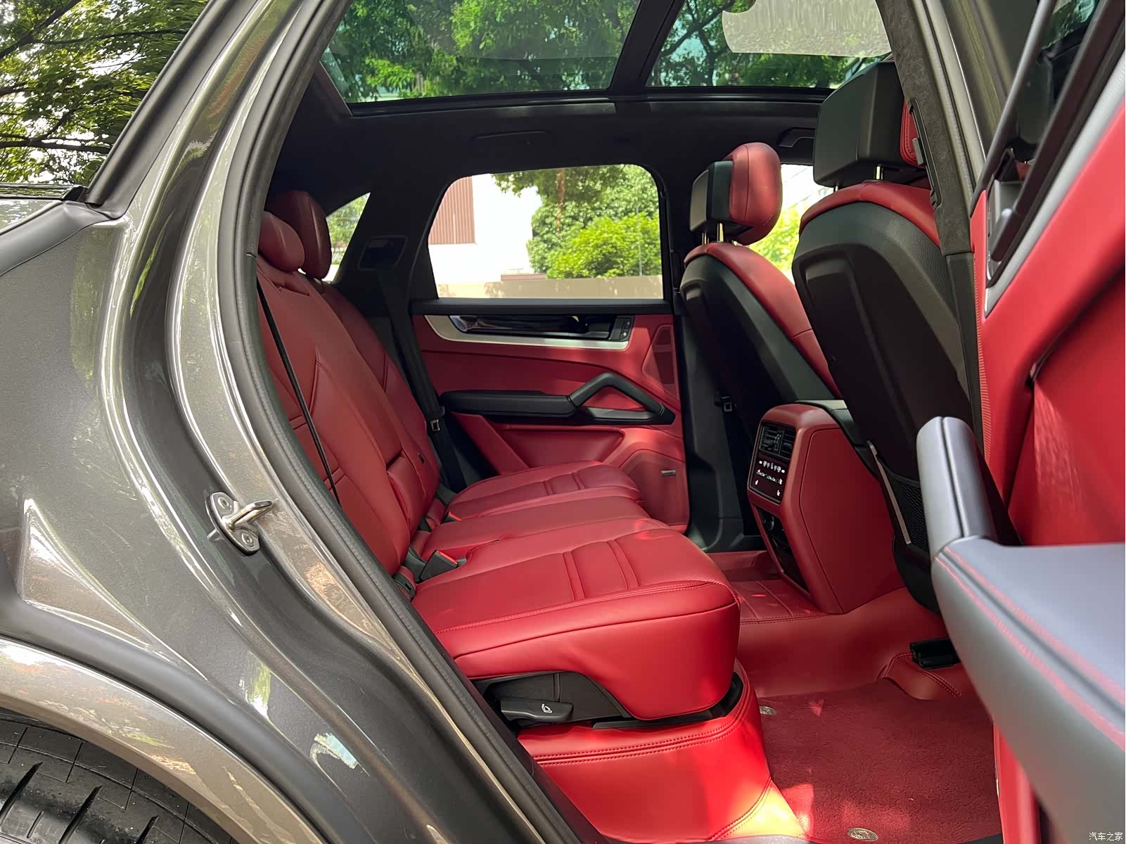 Porsche Cayenne, 2025 10