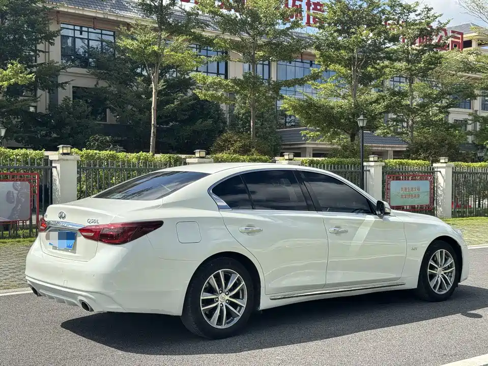 Infiniti Q50L