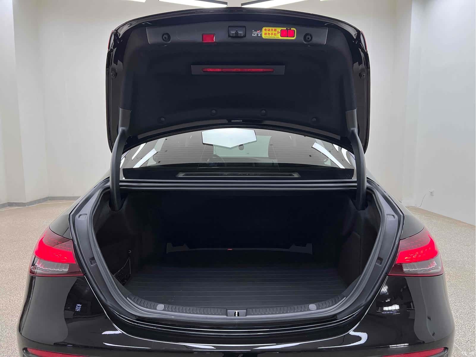 Mercedes-Benz E-Class, 2023 28