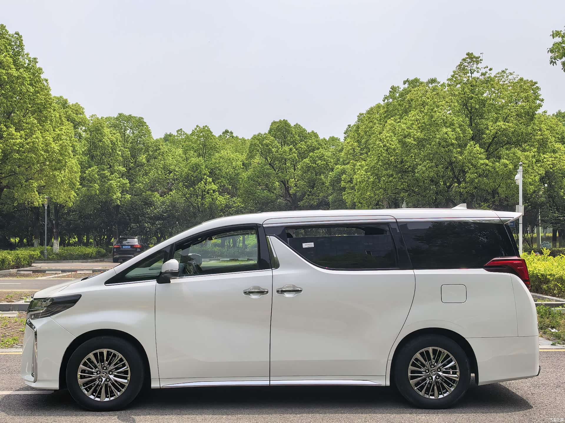 Toyota Alphard, 2021 все фото
