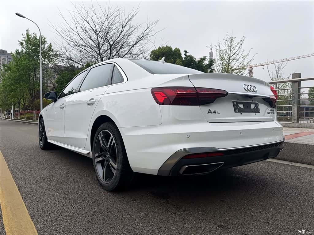 Audi A4L, 2022 все фото