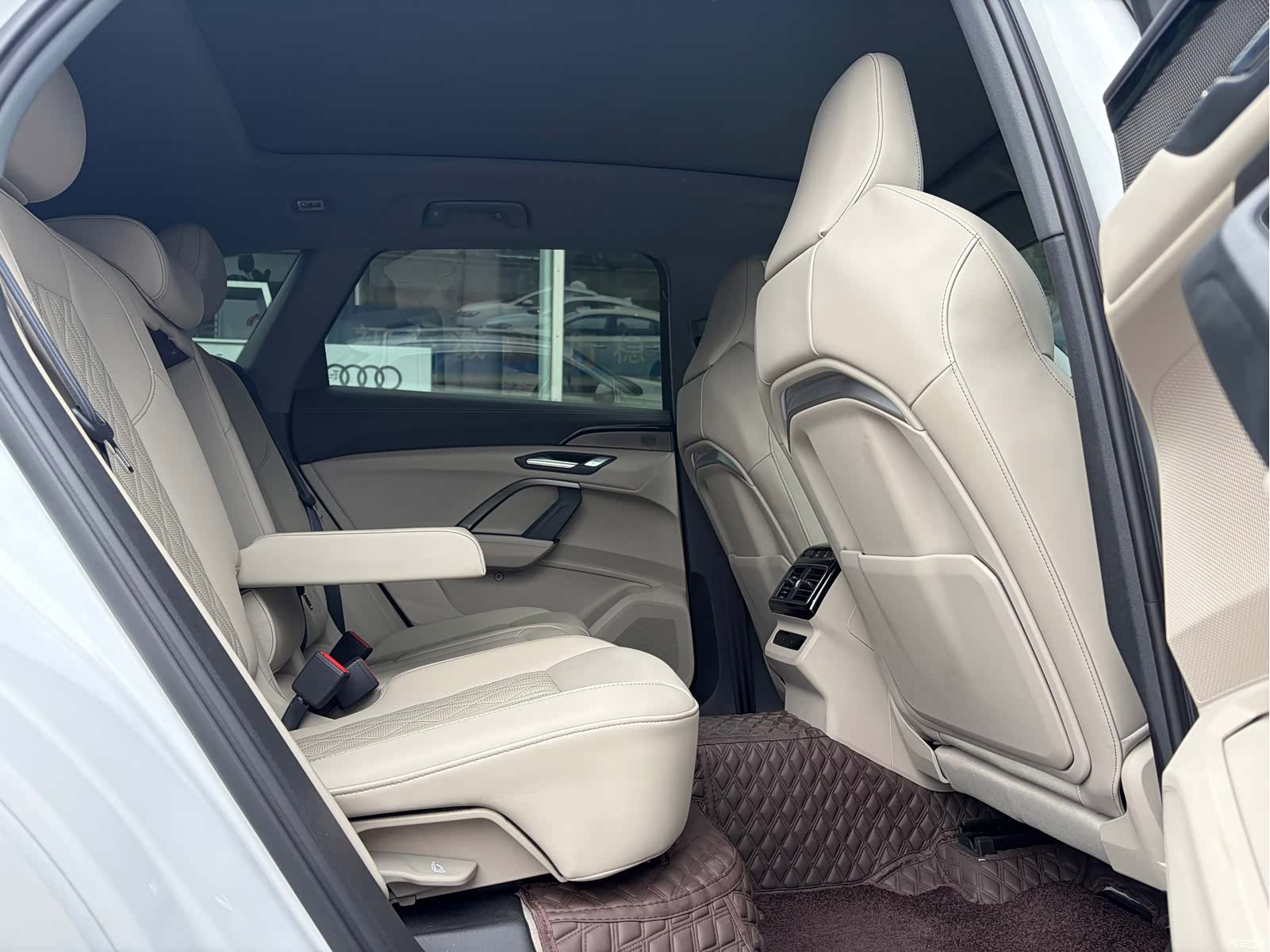 Audi Q5L, 2025 11