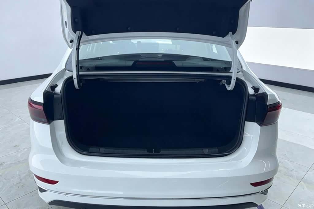 Geely Emgrand, 2025 4