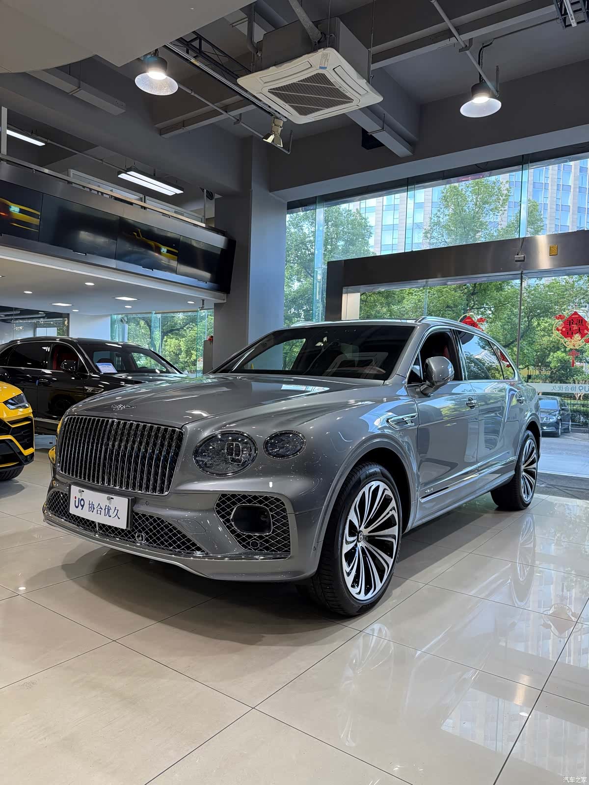 Bentley Bentayga, 2023 1