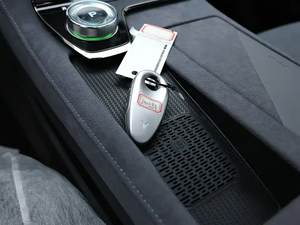 VOYAH Lantu chasing light