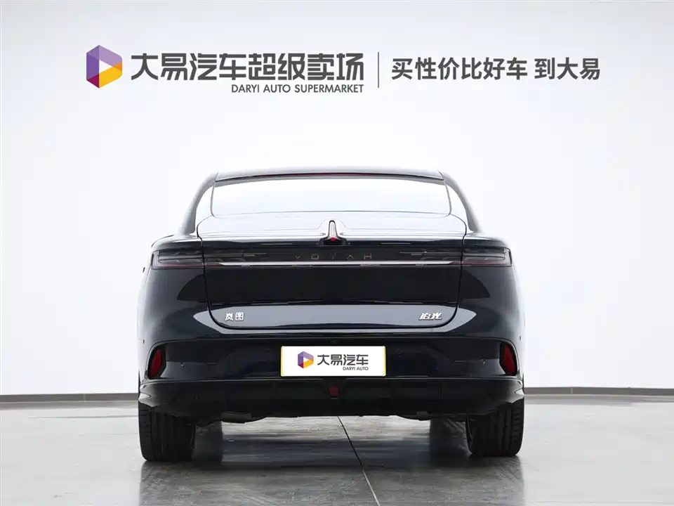 VOYAH Lantu chasing light