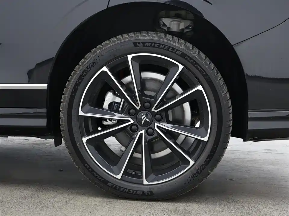 VOYAH Lantu chasing light