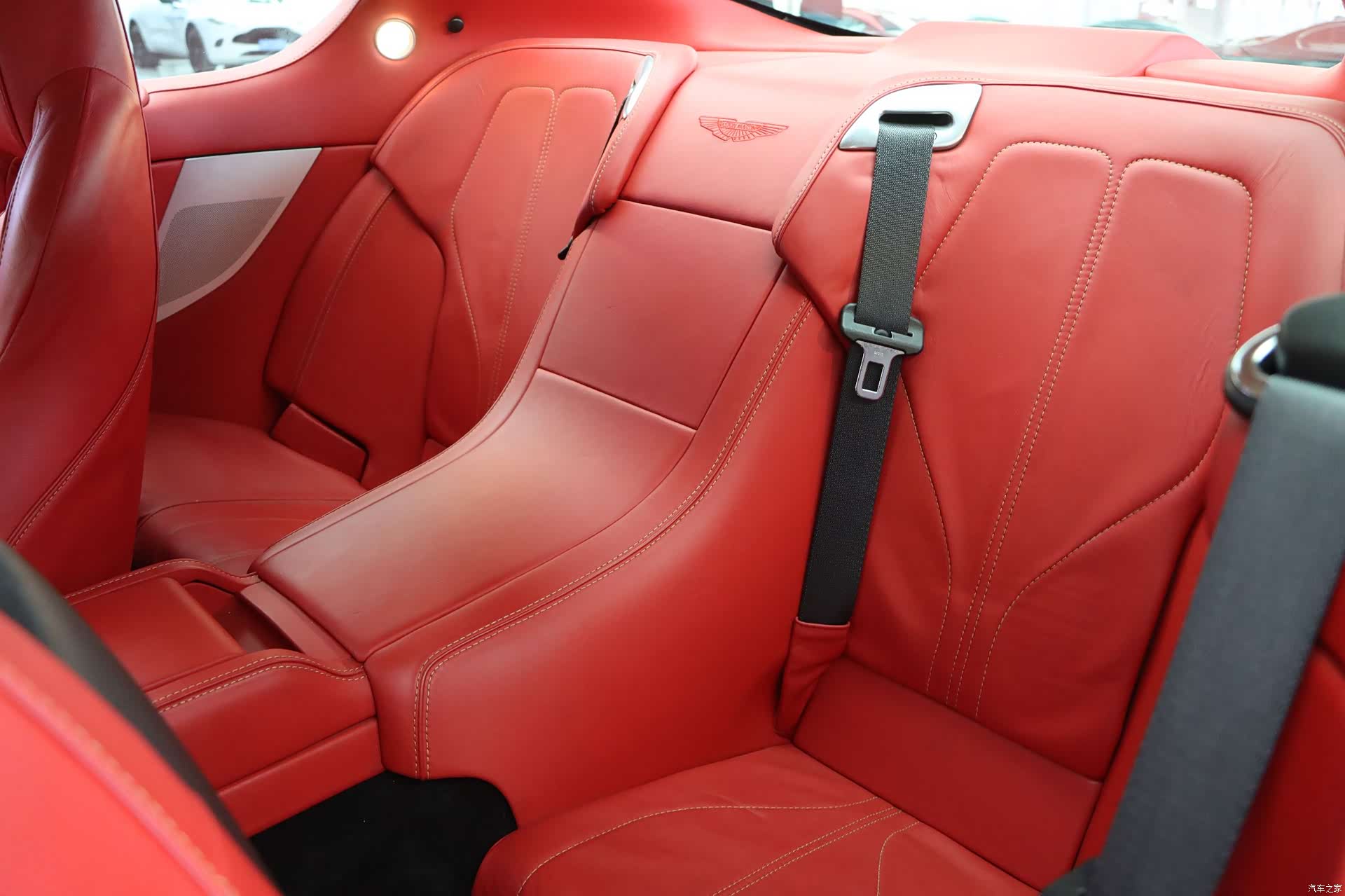 Aston Martin Virage, 2012 15