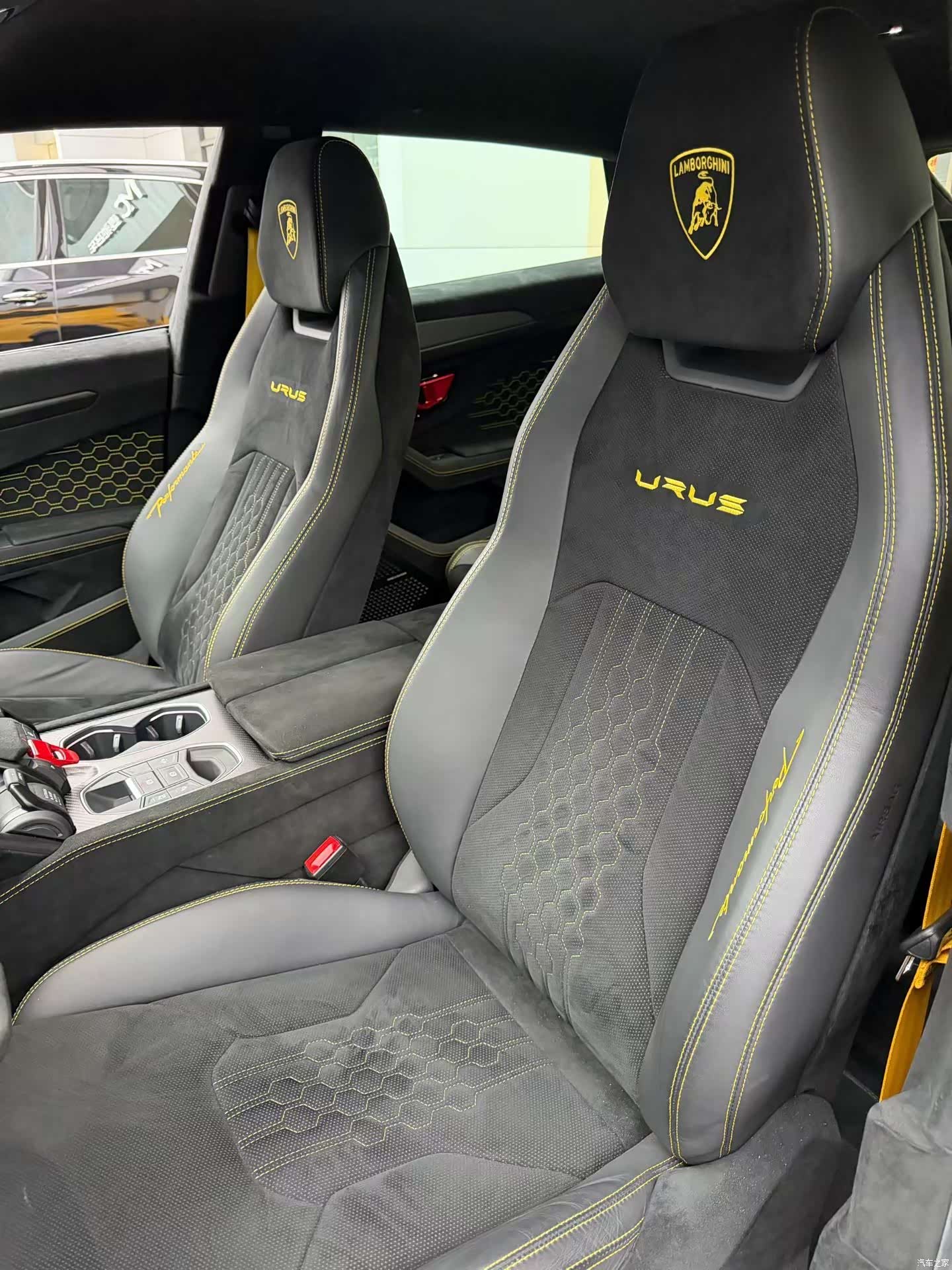 Lamborghini Urus, 2023 7