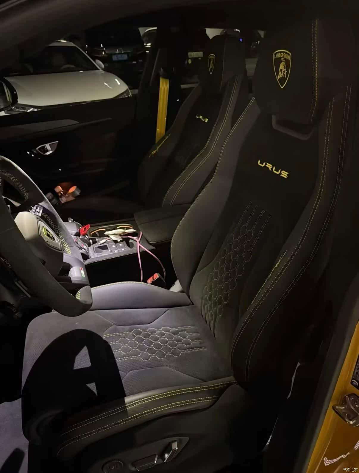 Lamborghini Urus, 2023 8