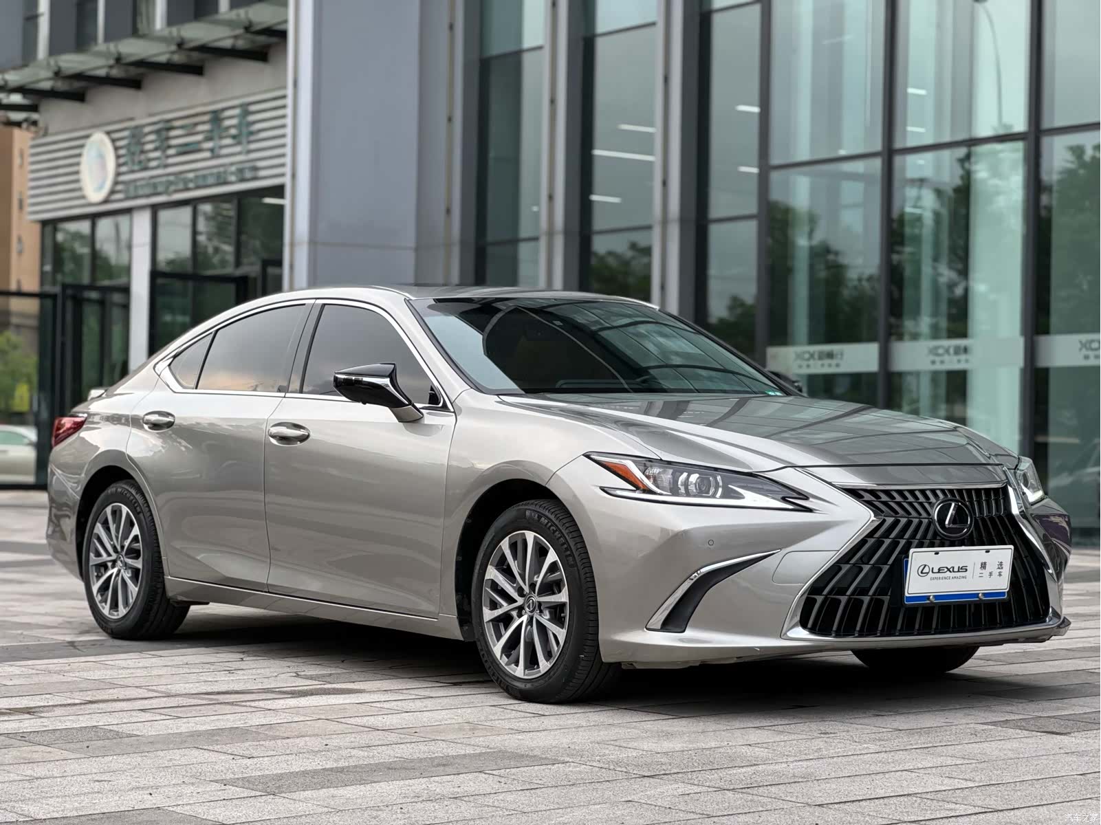 Lexus ES, 2022 3