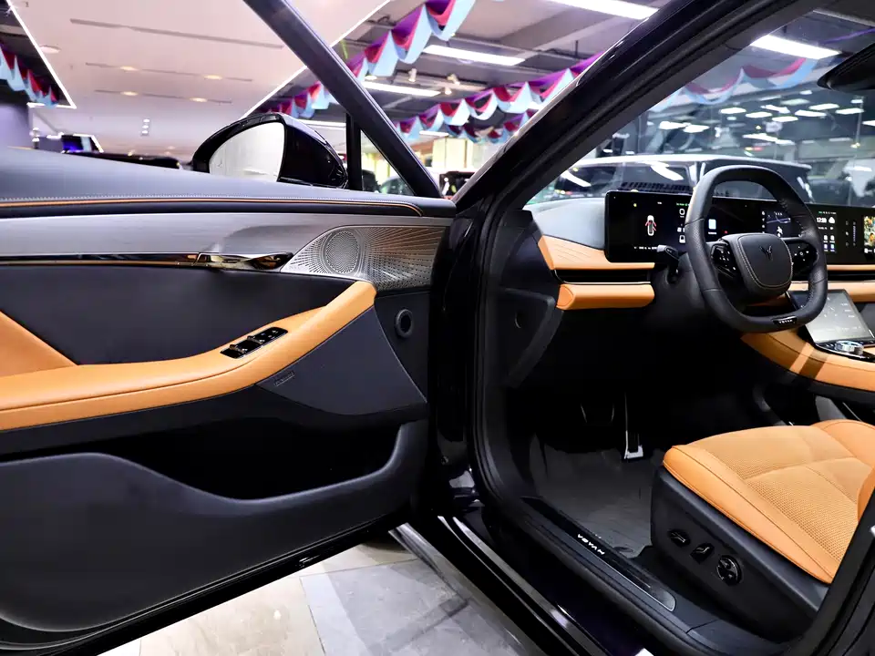 VOYAH Lantu chasing light