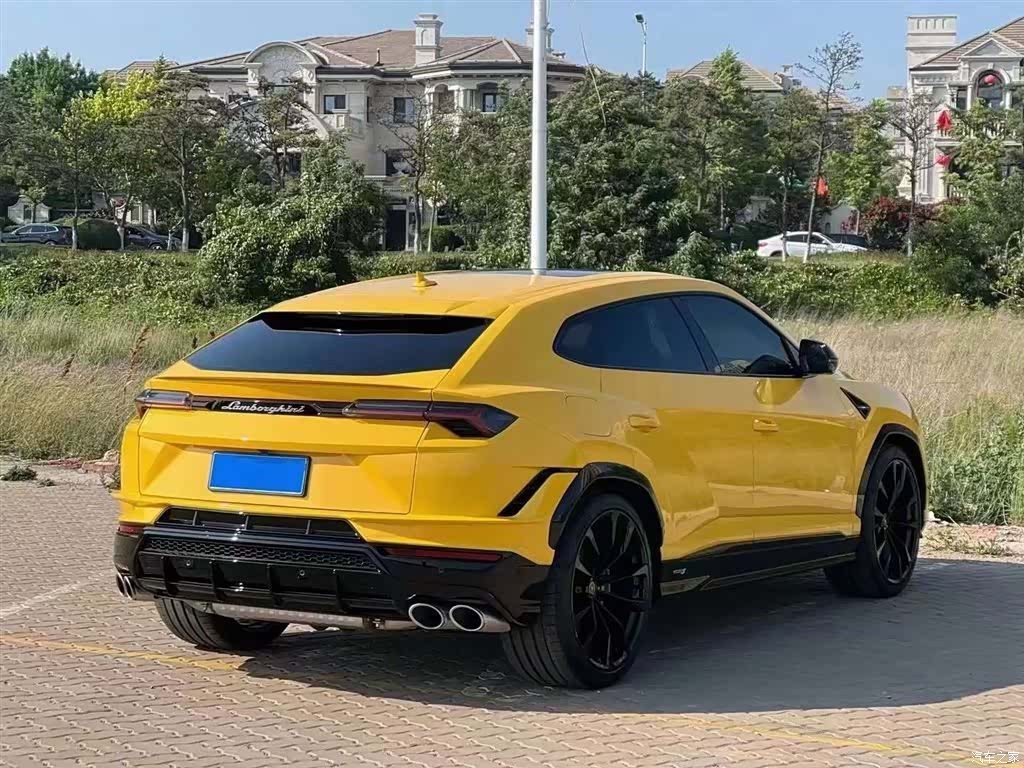 Lamborghini Urus, 2023 3
