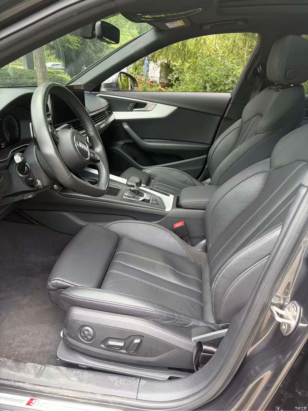 Audi A4L, 2021 все фото
