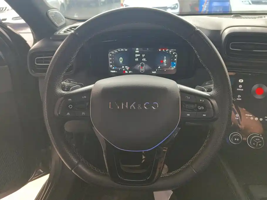Lynk & Co 03