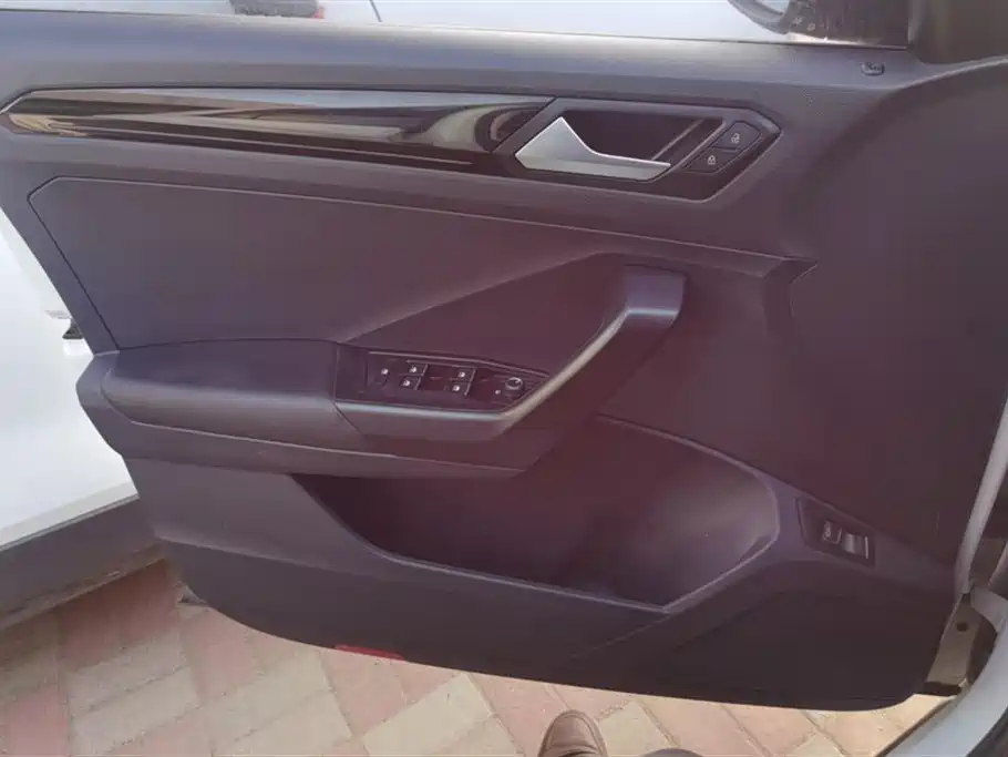 Volkswagen T-ROC exploring Songs