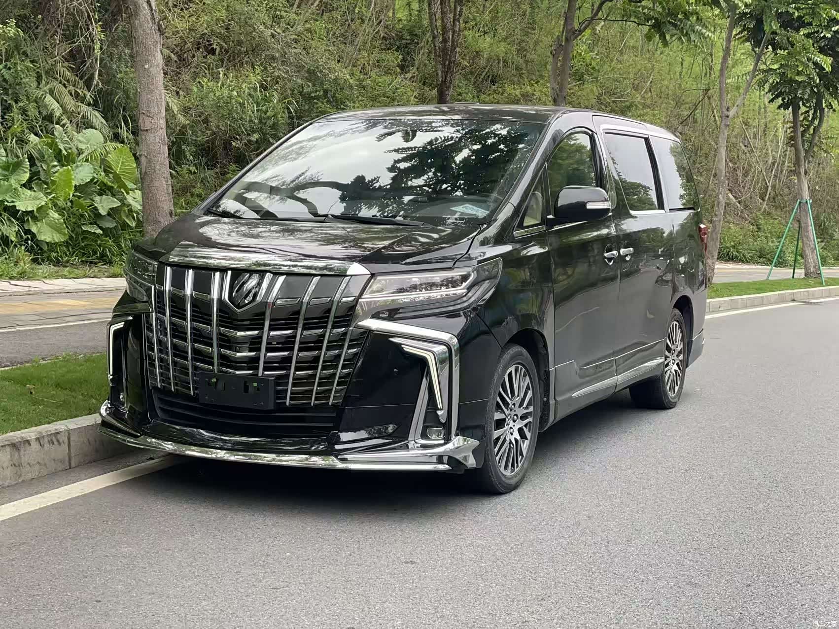 Toyota Alphard, 2014 1