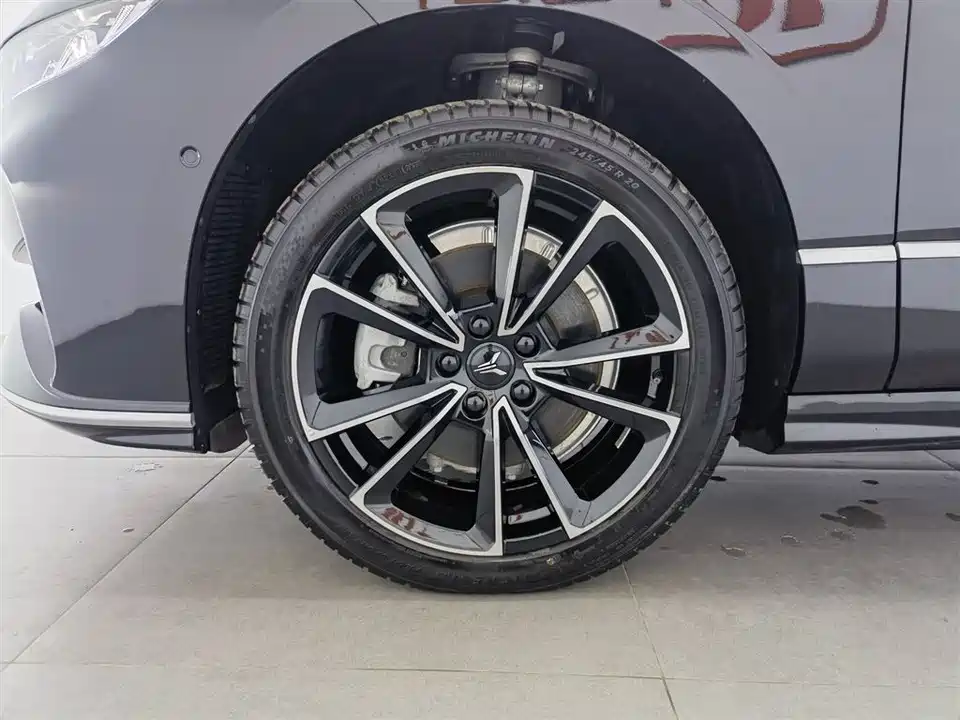 VOYAH Lantu chasing light