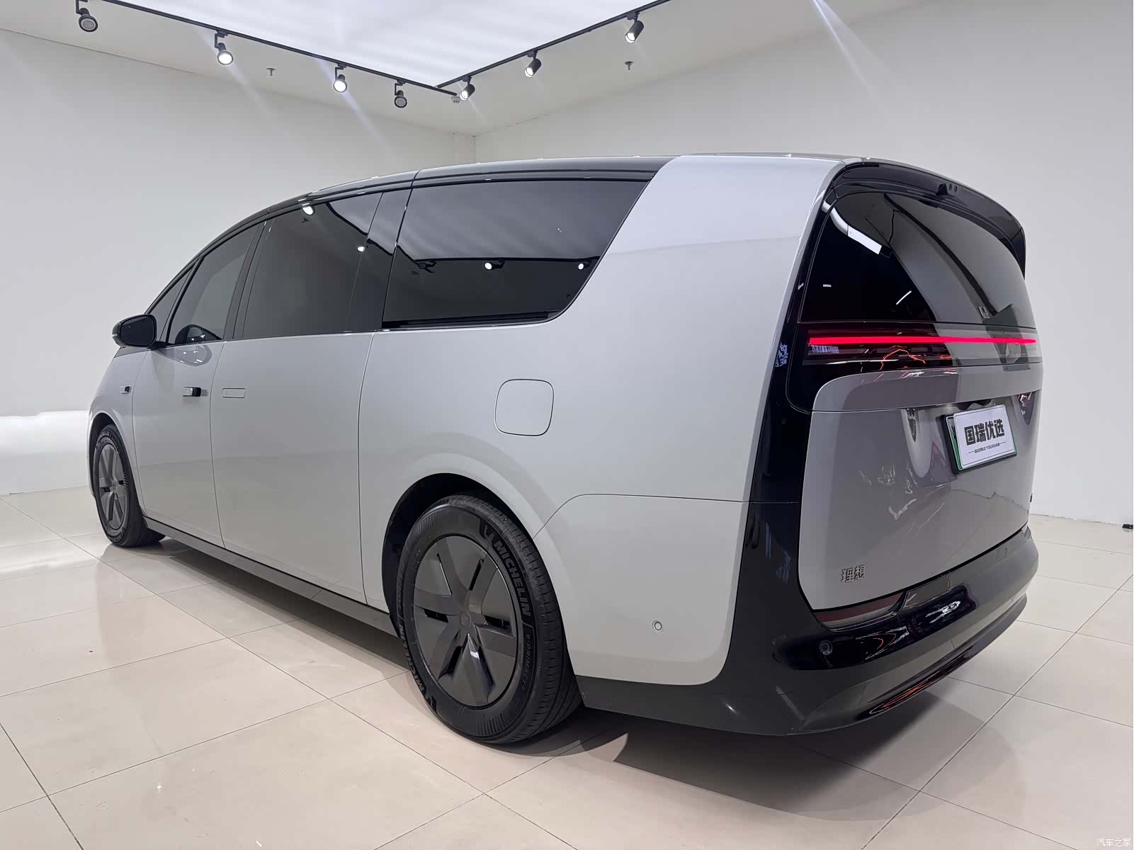 Li Auto MEGA, 2024 6