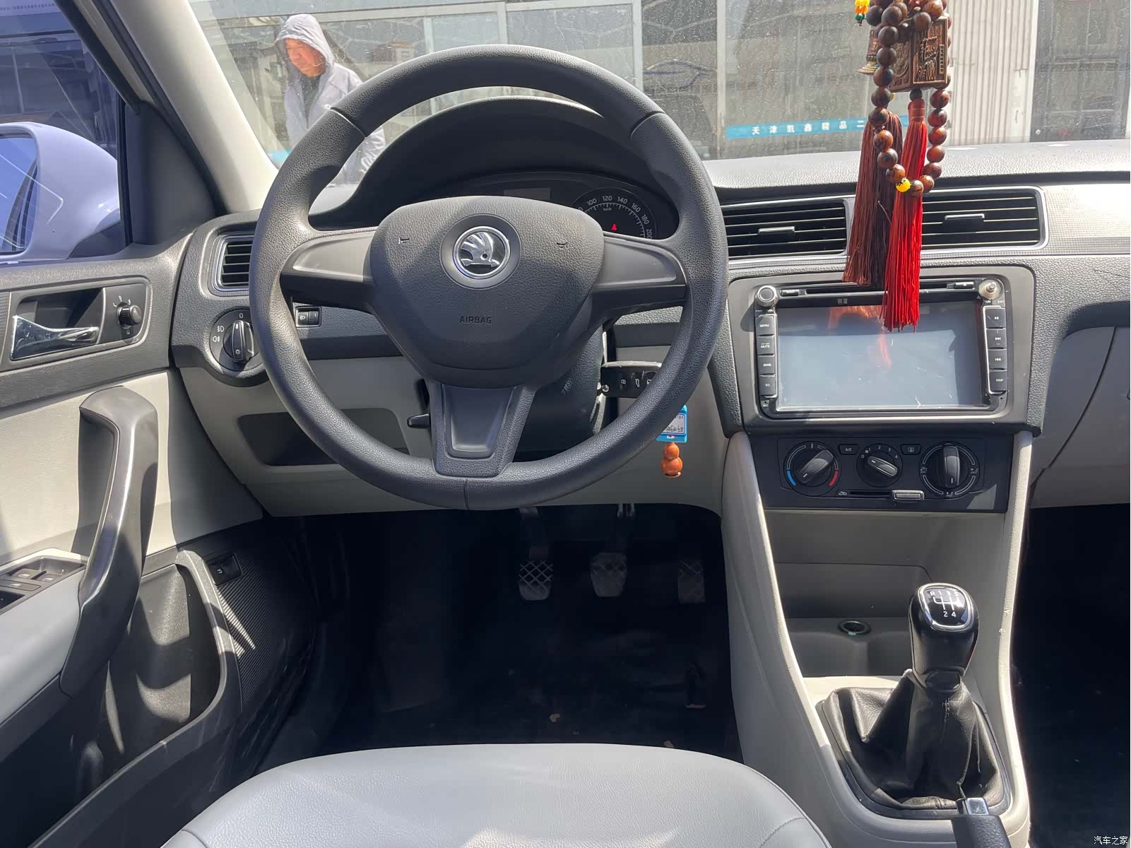 Skoda Rapid, 2015 10