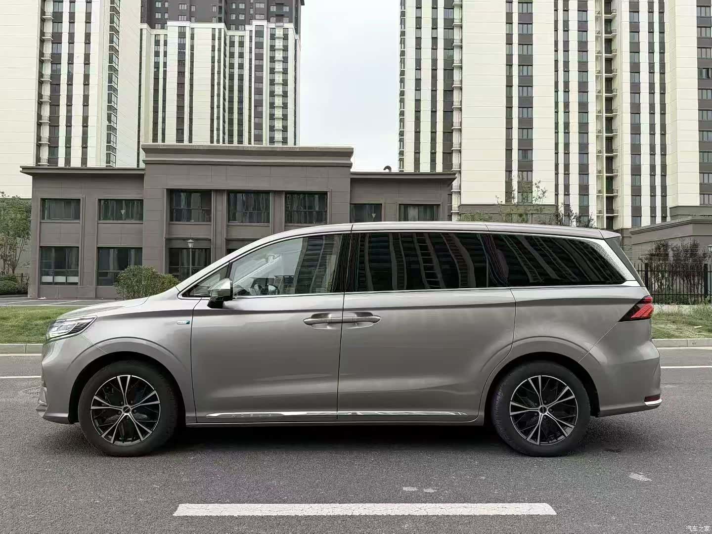 Roewe iMAX8, 2023 3