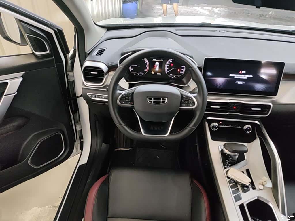 Geely Coolray, 2022 11