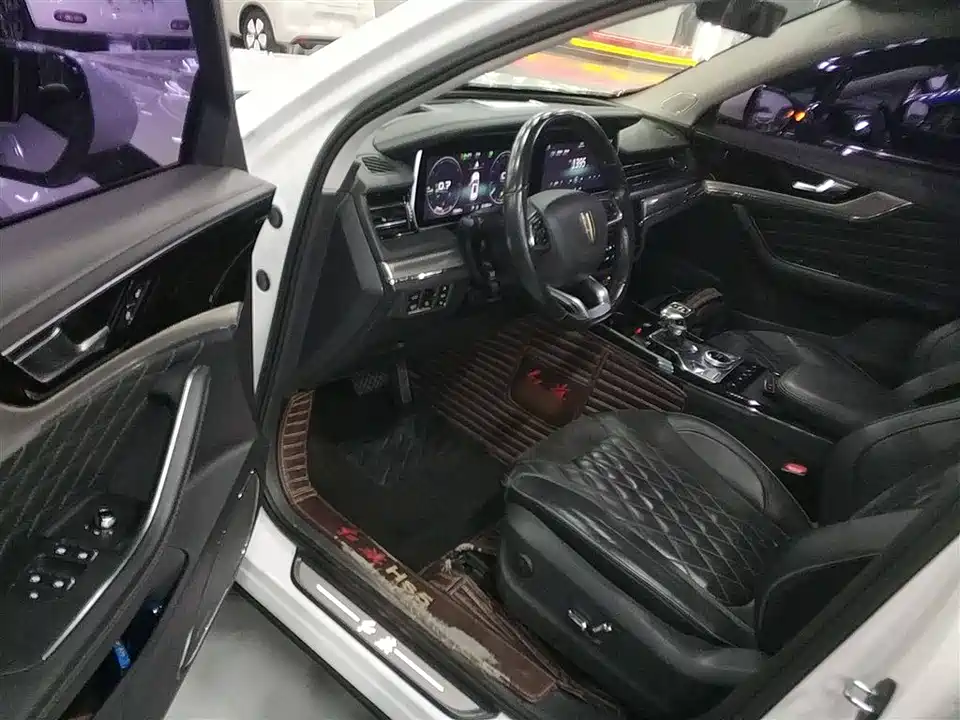 Hongqi HS5