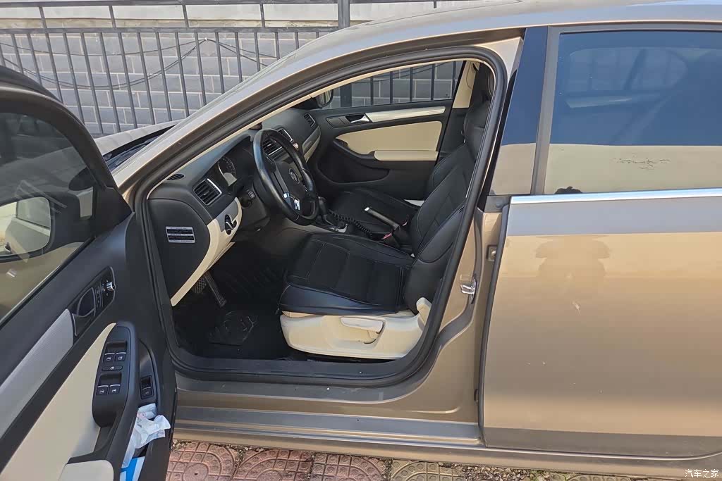 Volkswagen Sagitar, 2012 9