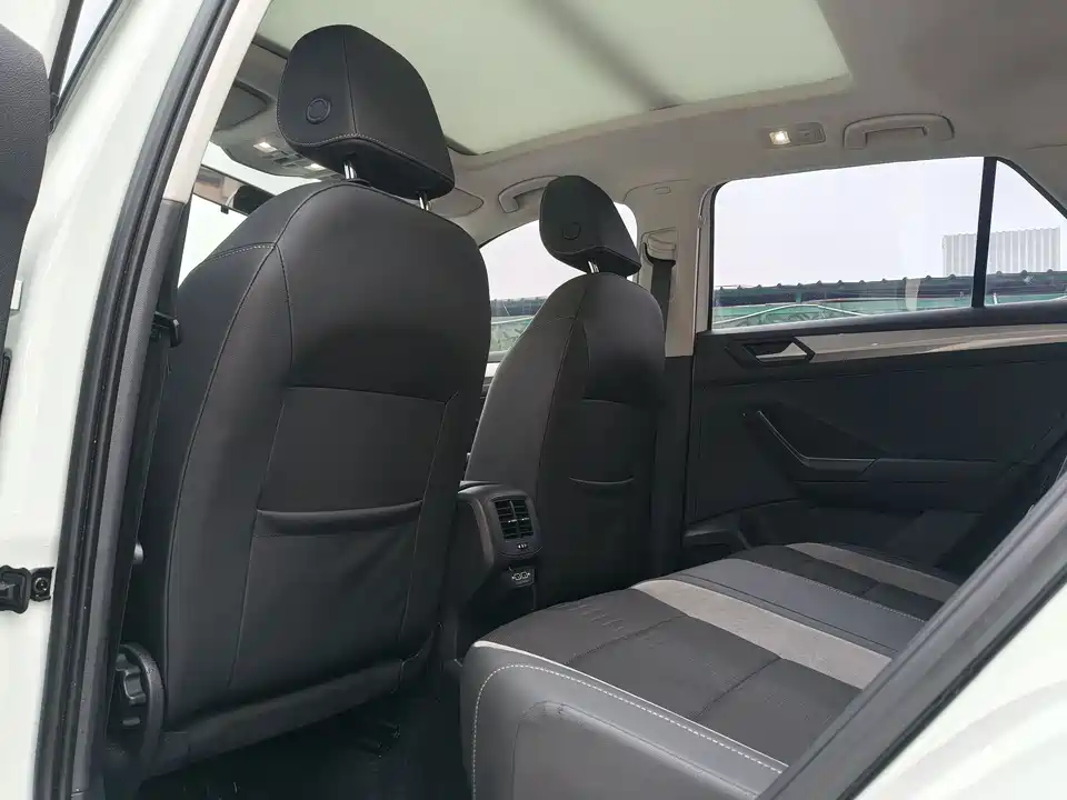 Volkswagen T-ROC exploring Songs