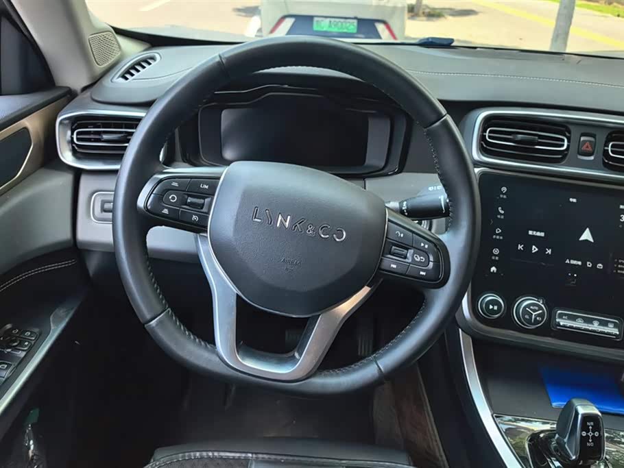 Lynk & Co 01