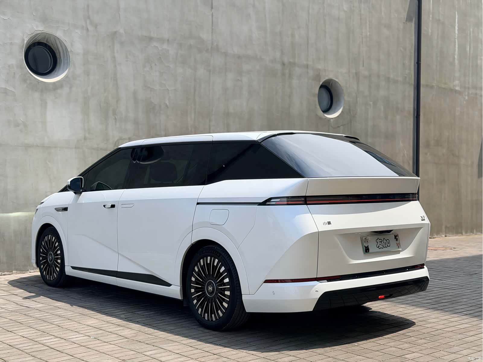 Xpeng X9, 2025 8