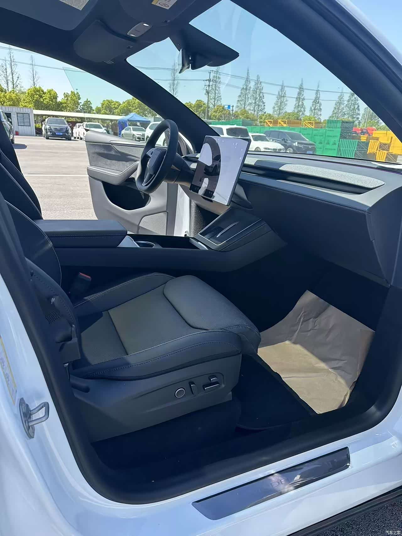 Tesla Model Y, 2026 10