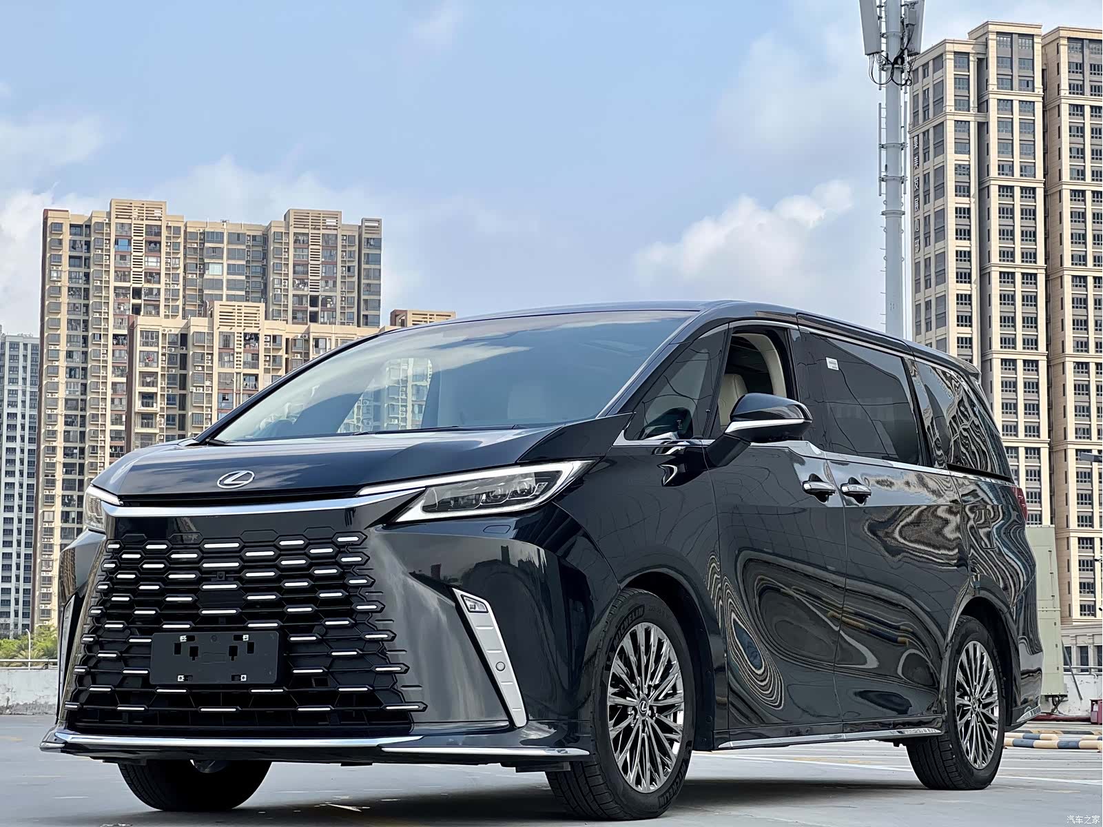 Lexus LM, 2025 1