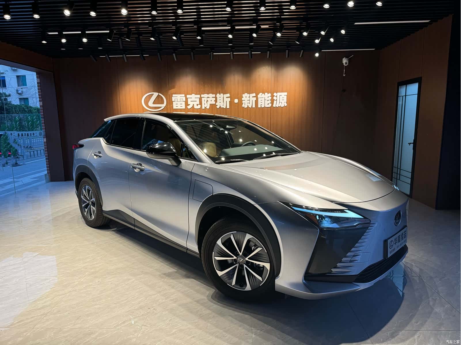 Lexus RZ, 2023 1