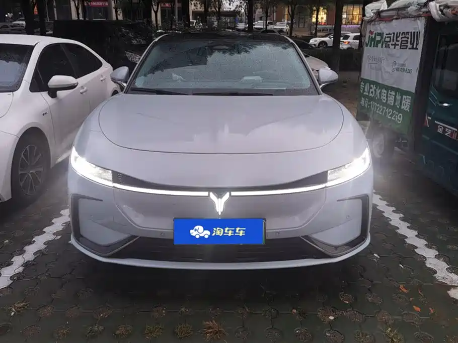 VOYAH Lantu chasing light