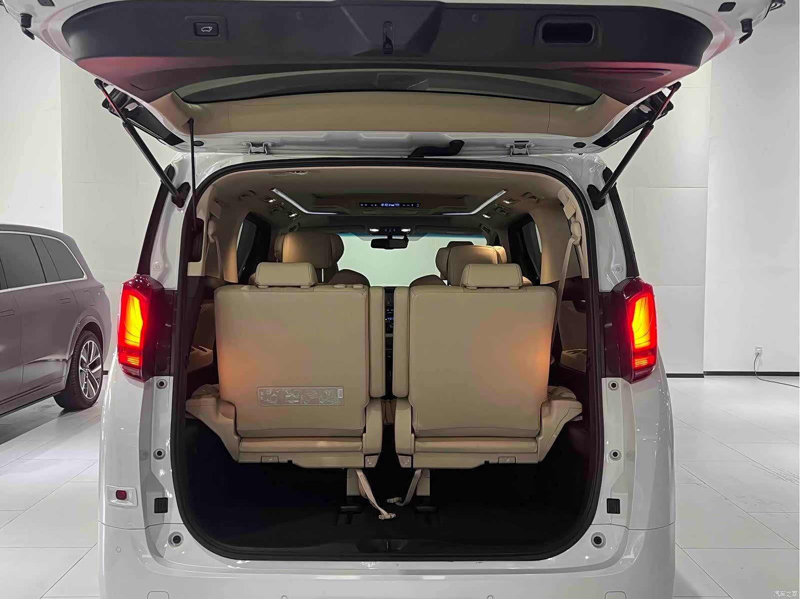 Toyota Alphard, 2018 34