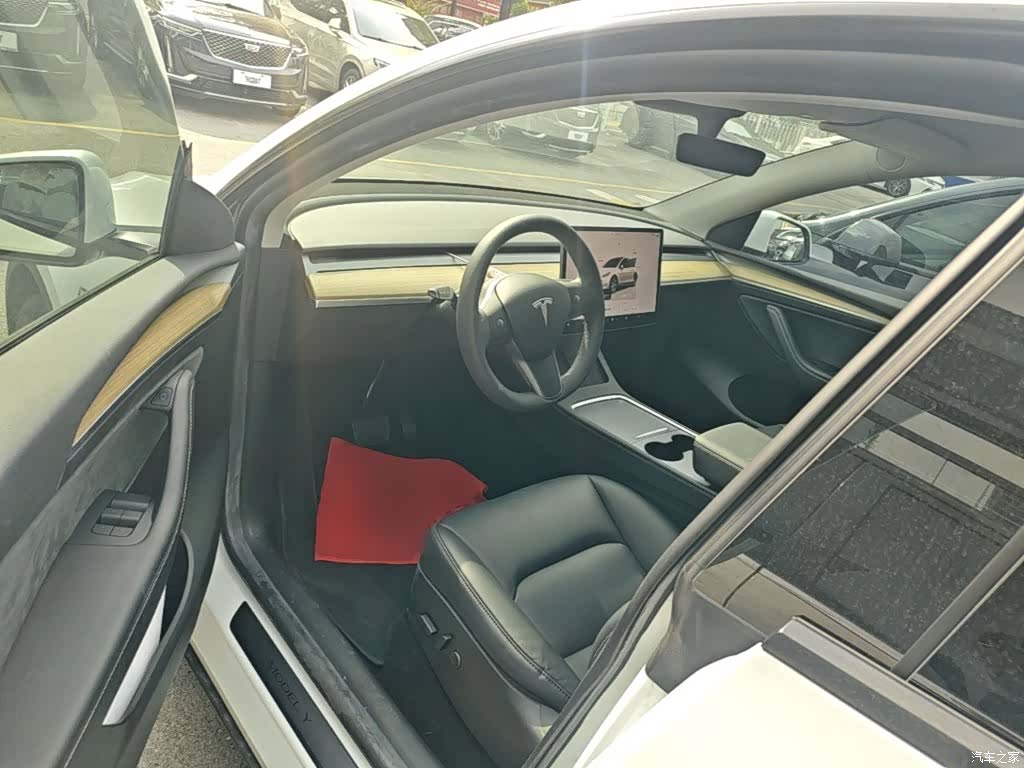 Tesla Model Y, 2023 16