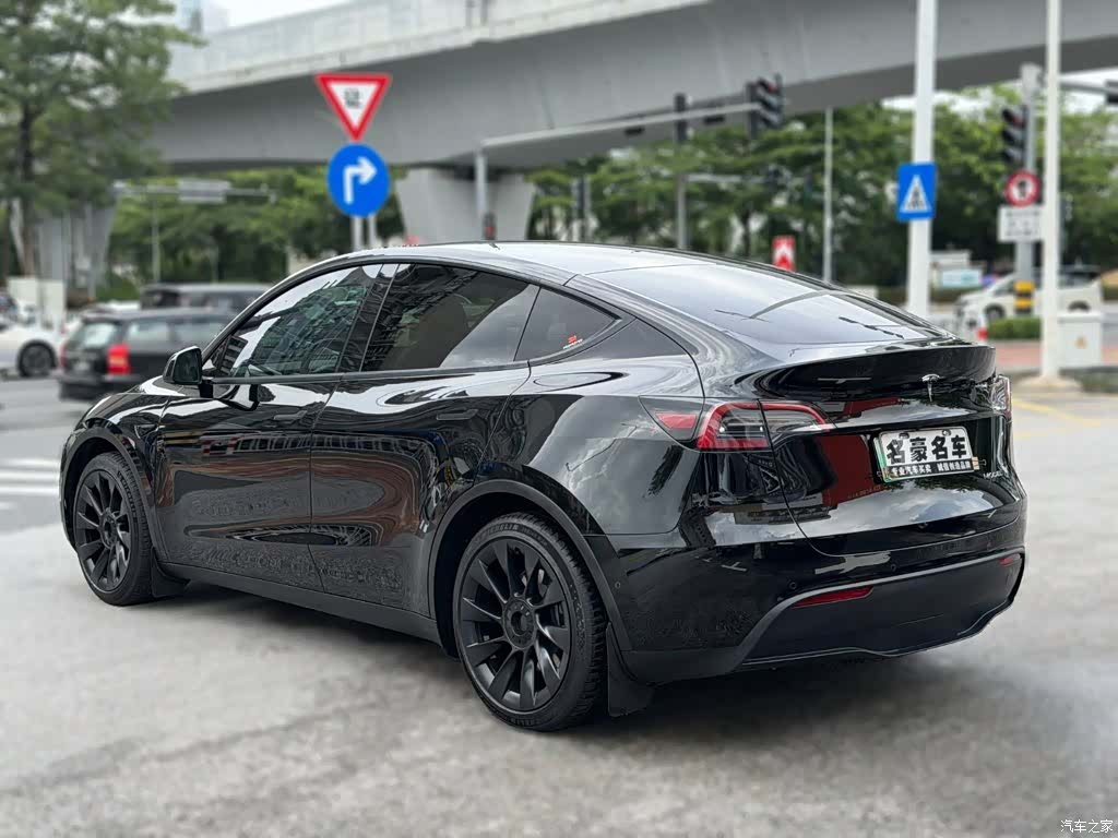 Tesla Model Y, 2023 4