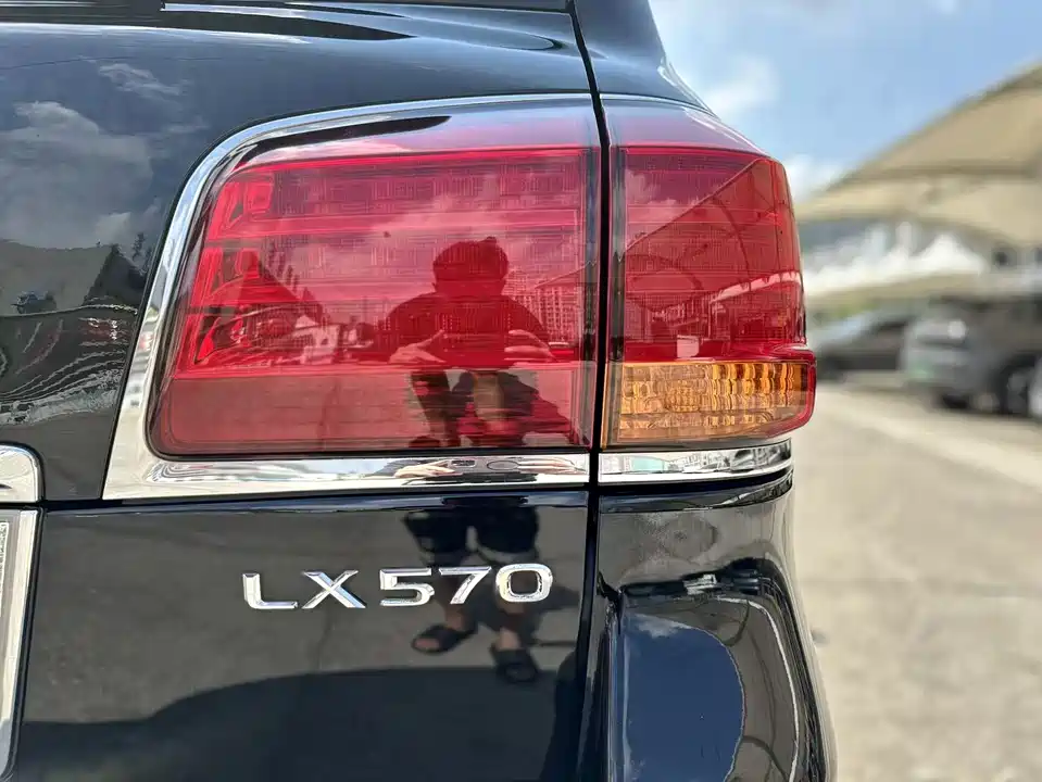 Lexus LX