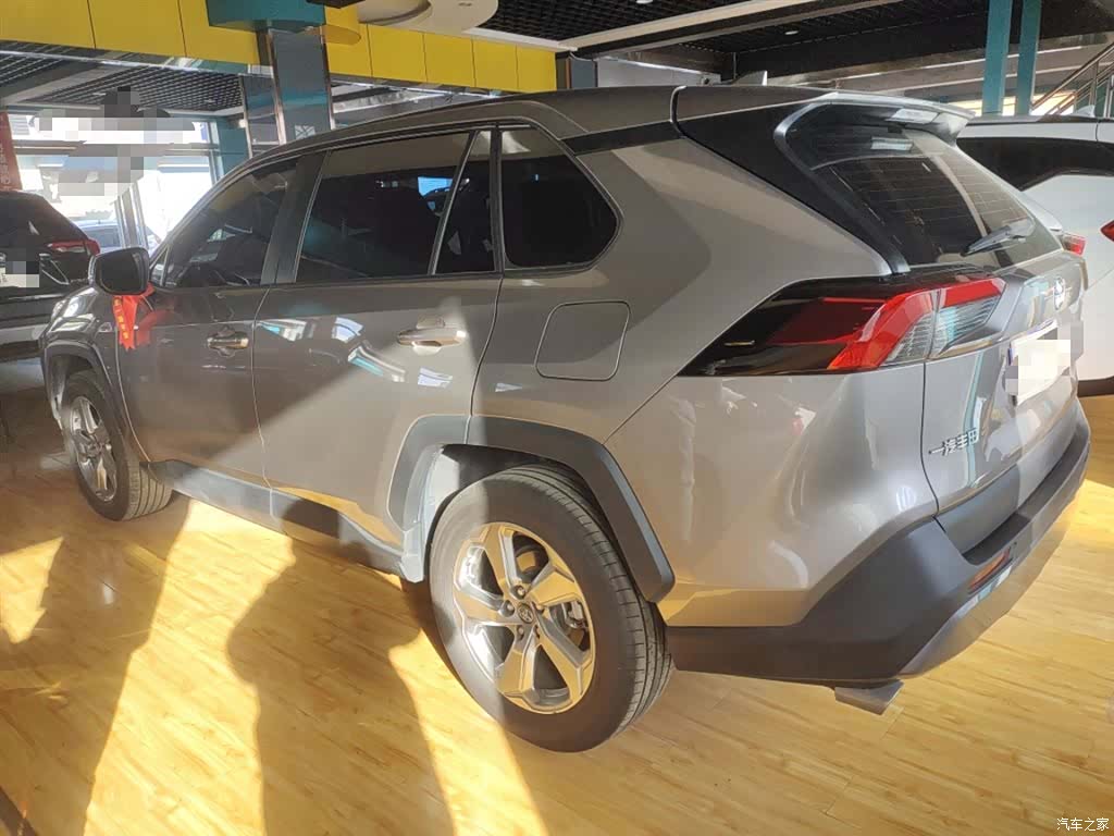Toyota RAV4, 2023 все фото