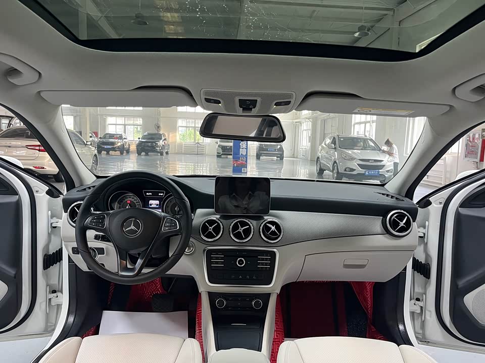 Mercedes-Benz GLA Mercedes-Benz GLA