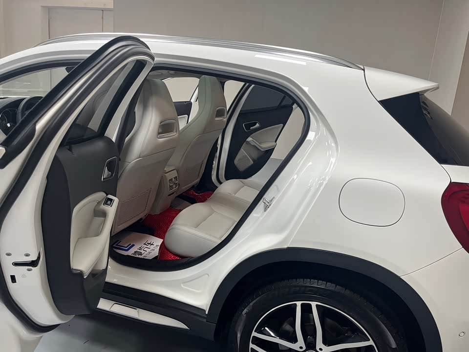 Mercedes-Benz GLA Mercedes-Benz GLA
