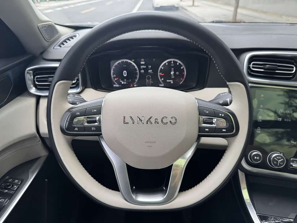 Lynk & Co 01