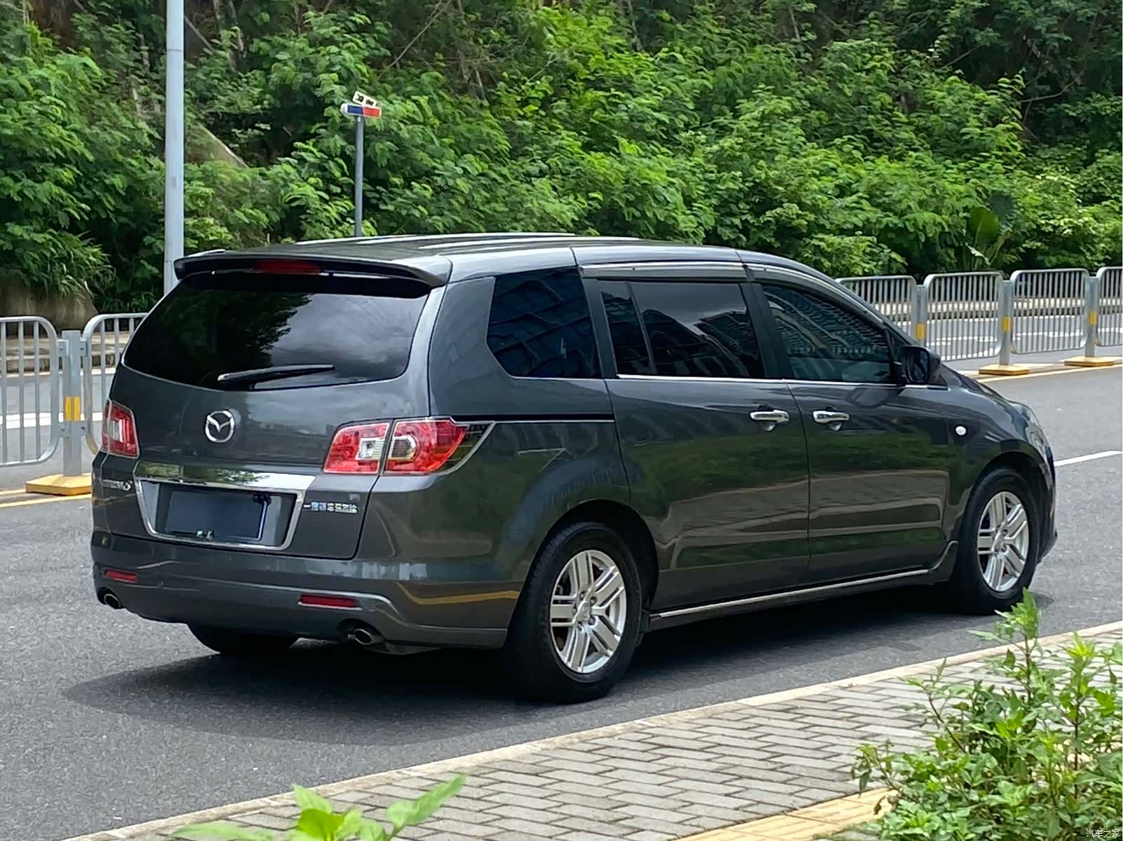 Mazda 8, 2011 4