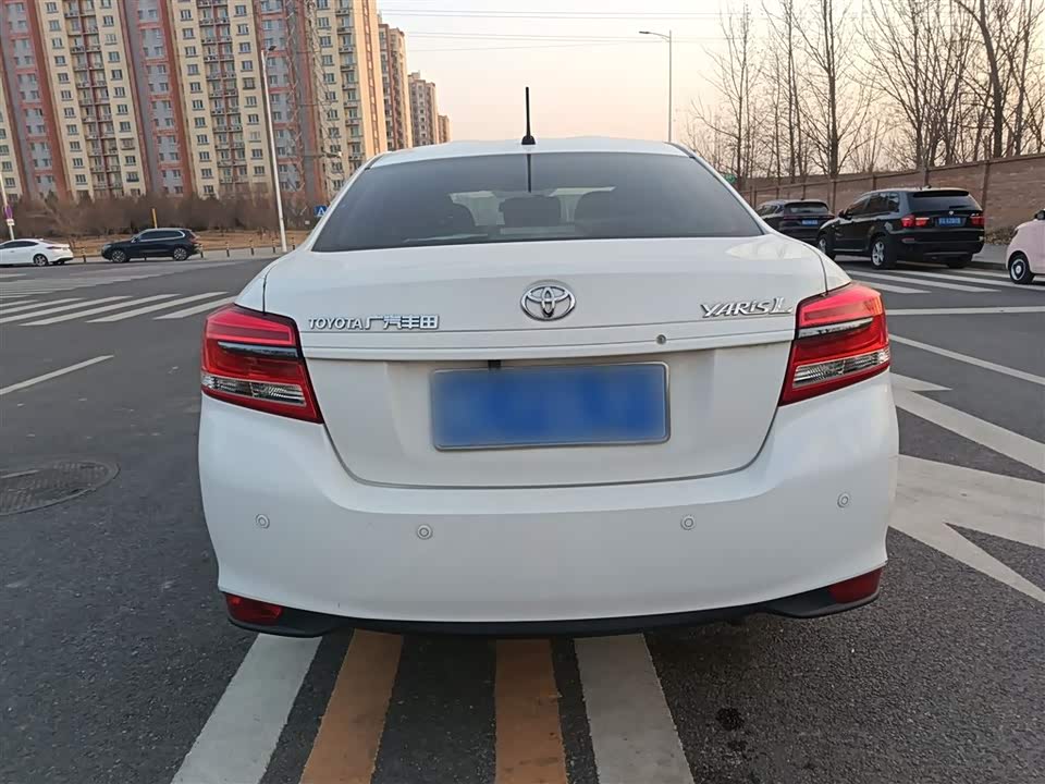 Toyota YARiS L to enjoy