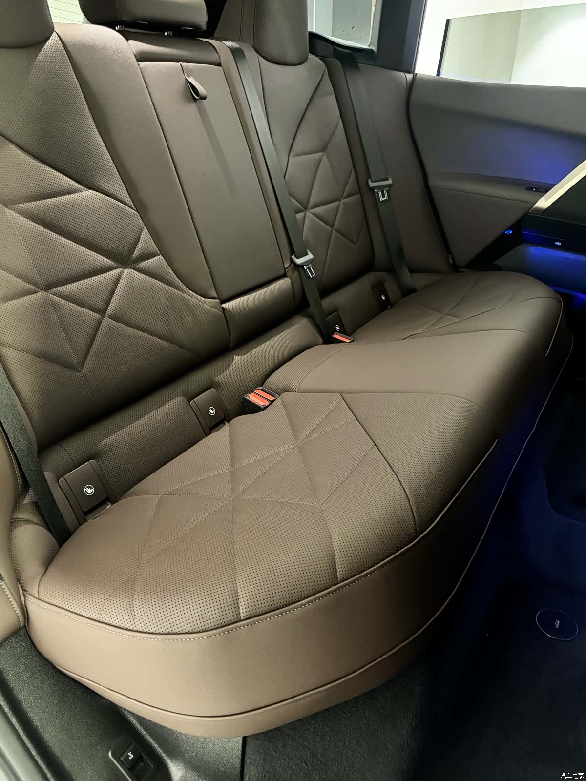 BMW iX, 2025 10